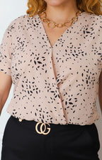 Blusa beige cruzada estampada