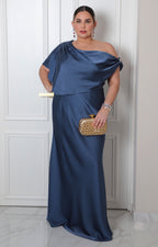 Vestido largo azul con cuello drapeado