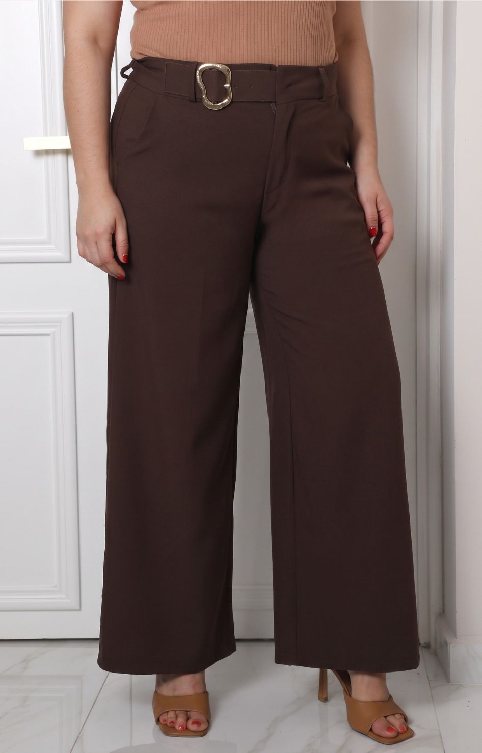 Pantalón curvy de pierna ancha con hebilla de la marca Boutiquemirel, en color neutro, mostrando el diseño y detalles en la cintura.