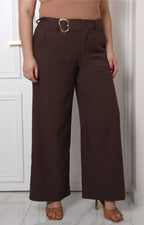 Pantalón curvy de pierna ancha con hebilla de la marca Boutiquemirel, en color neutro, mostrando el diseño y detalles en la cintura.