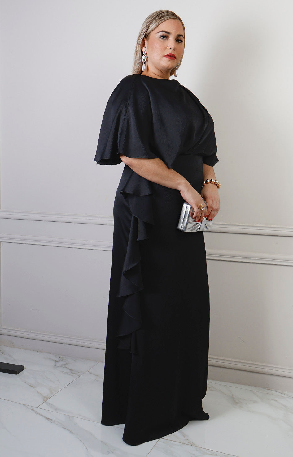 Vestido largo curvy Boutiquemirel con olanes y drapeado, diseño elegante de tela fluida.