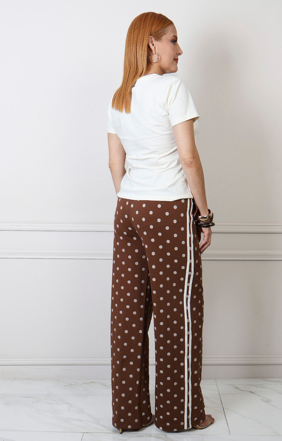 Conjunto Boutiquemirel de blusa blanca y pantalón de lunares negros