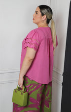 Blusa camisera con bordado calado