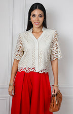 Blusa beige de encaje floral con escote en V