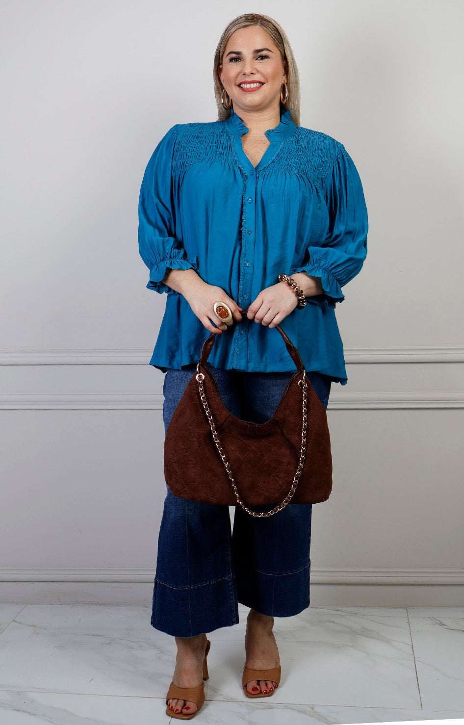 Blusa curvy de Boutiquemirel con cuello fruncido y textura, mostrando el diseño y detalles de la prenda en la imagen.