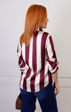 Blusa camisera a rayas verticales con detalles dorados de la marca Boutiquemirel, con cuello y botones visibles en la imagen.