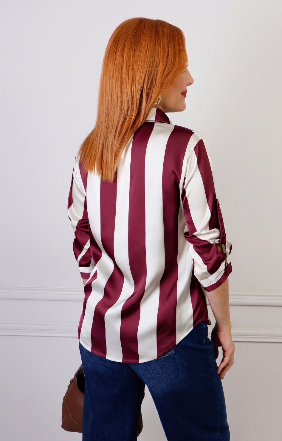Blusa camisera a rayas verticales con detalles dorados de la marca Boutiquemirel, con cuello y botones visibles en la imagen.