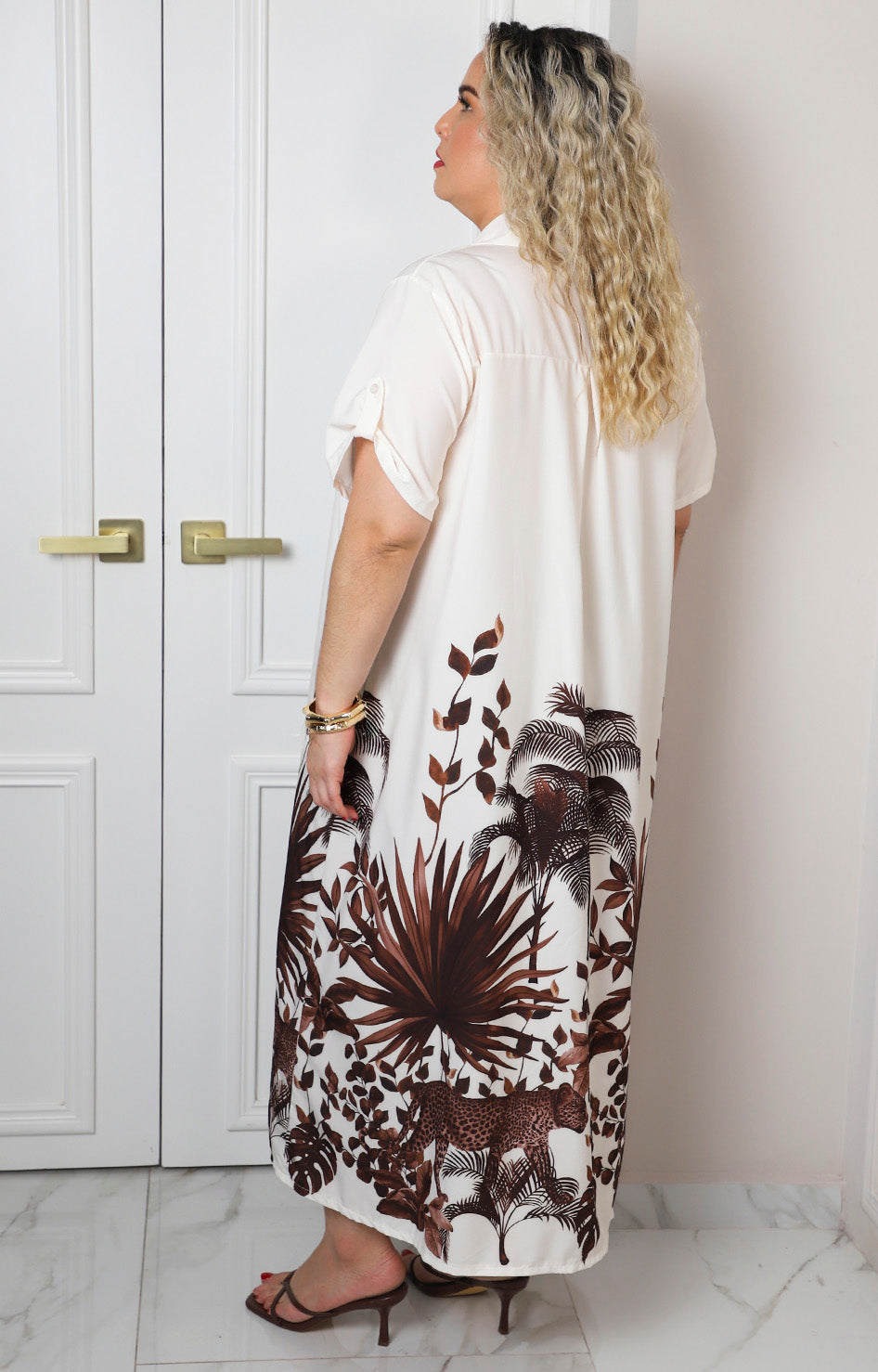 Vestido camisero largo con estampado tropical