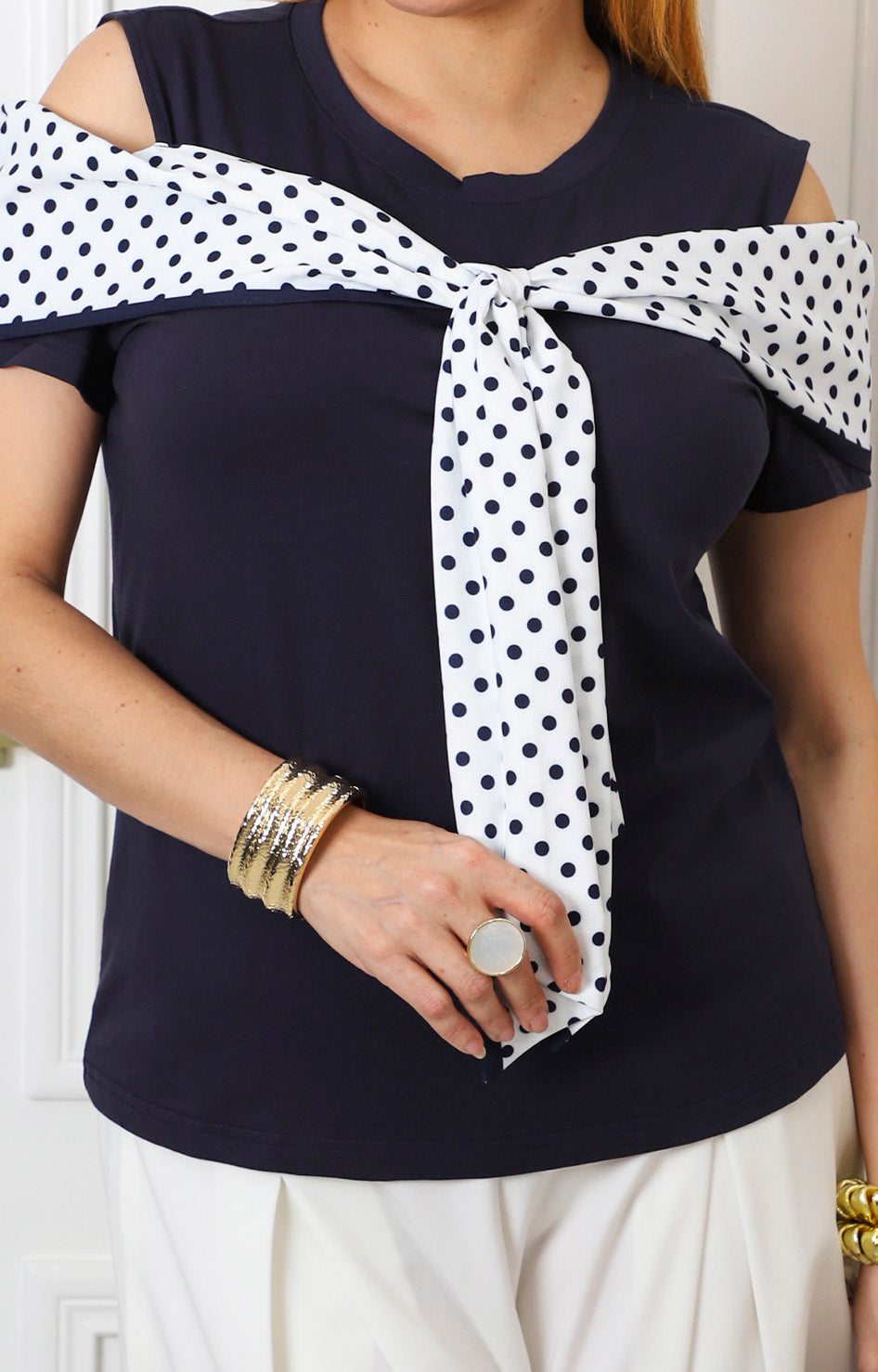 Blusa azul con lazo de lunares