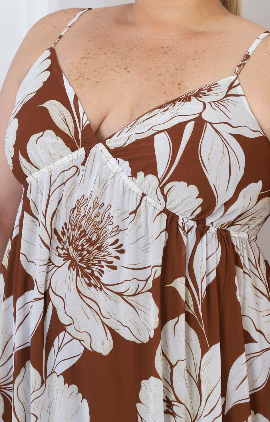 Vestido café floral de tirantes