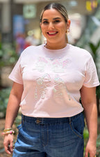 Blusa curva rosa con bordados y aplicaciones de TKING&CO, tela ligera y diseño elegante para ocasiones casuales.