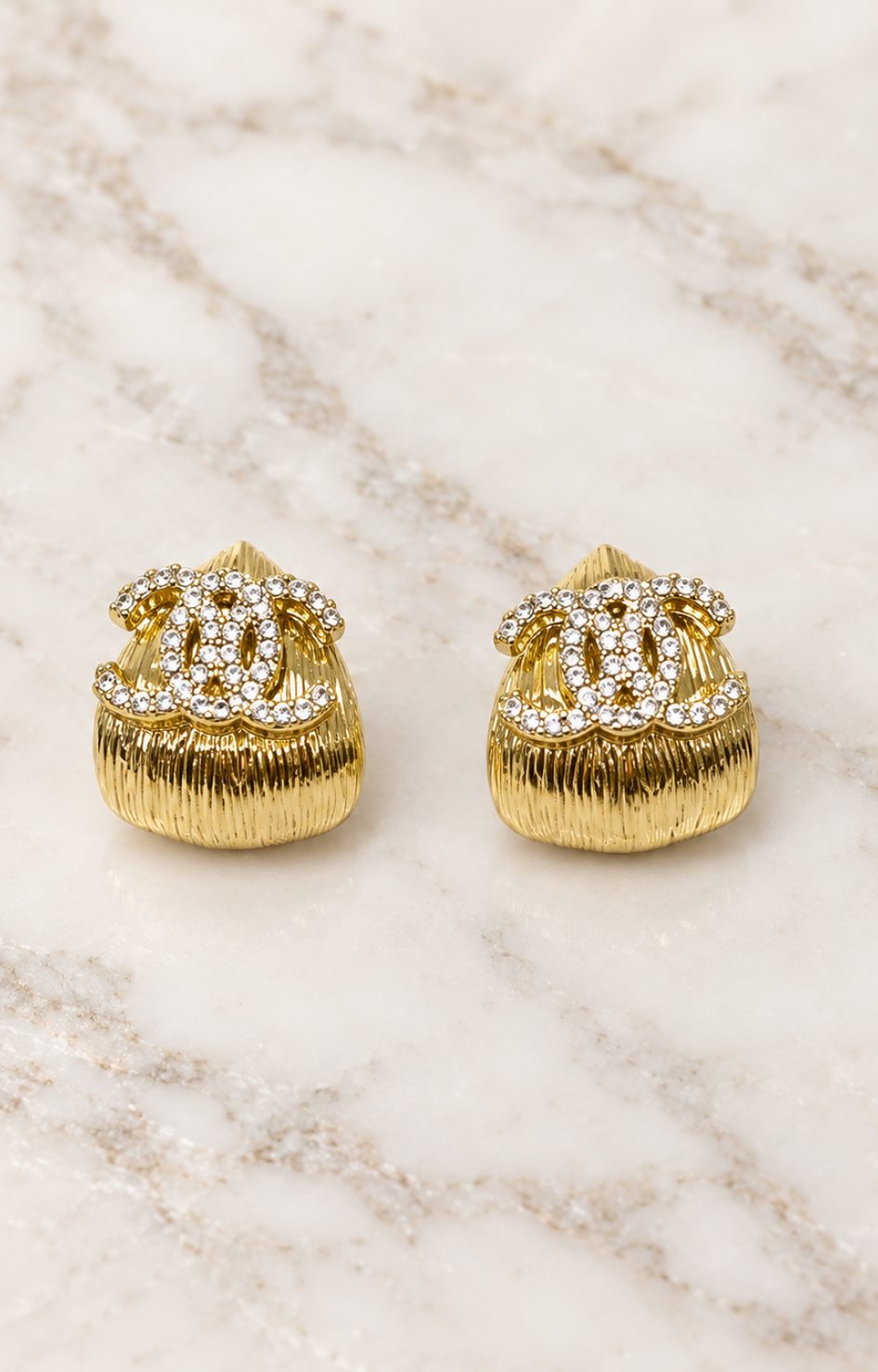 Aretes tipo huggie dorados con cristales