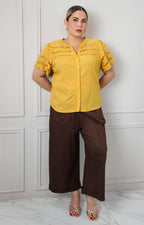 Blusa camisera con bordado calado