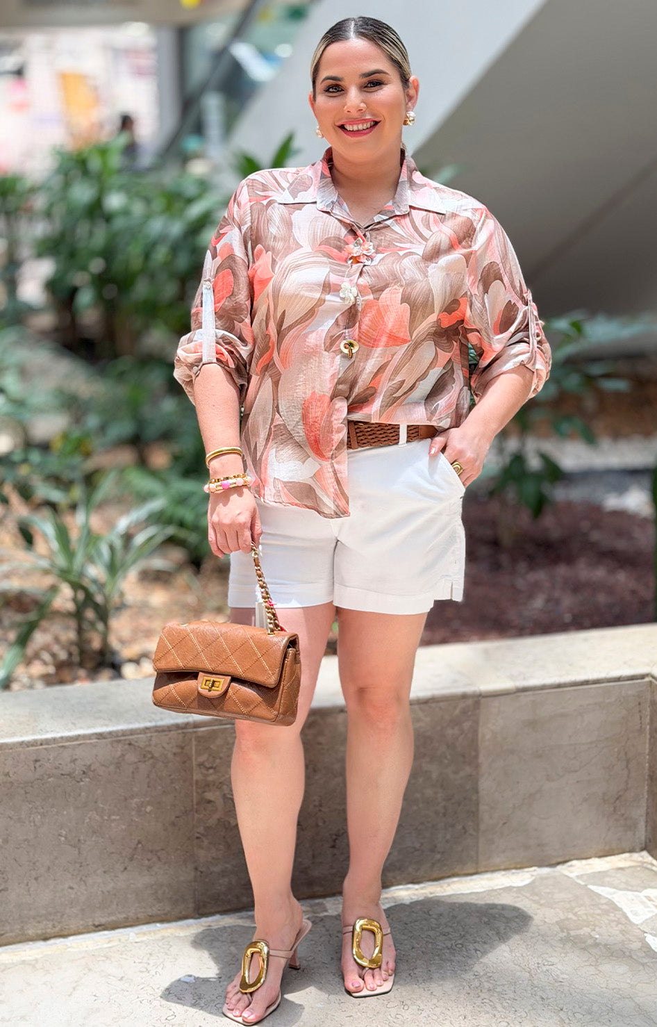 Blusa estampada con botones decorativos