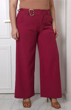 Pantalón curvy de pierna ancha con hebilla de la marca Boutiquemirel, en color negro, mostrando diseño de cintura y bolsillos.
