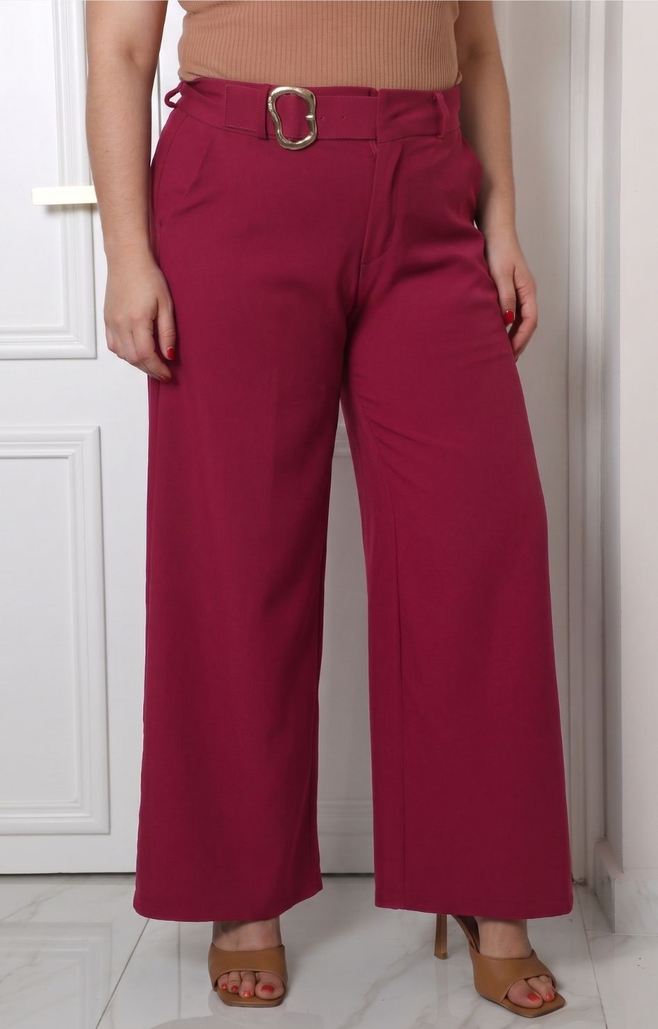 Pantalón curvy de pierna ancha con hebilla de la marca Boutiquemirel, en color negro, mostrando diseño de cintura y bolsillos.