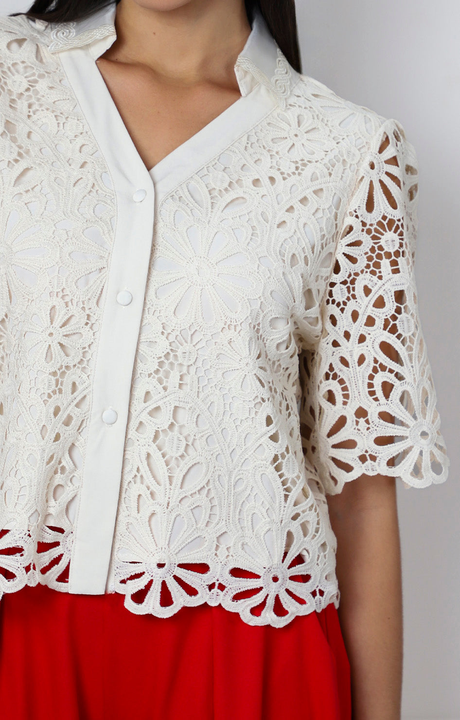 Blusa beige de encaje floral con escote en V