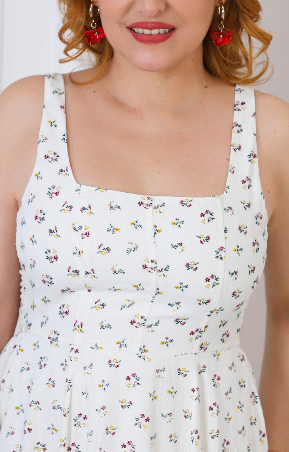Vestido midi floral de escote cuadrado