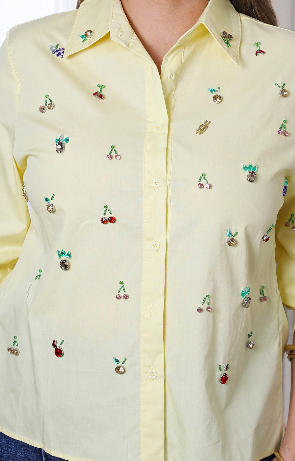 Blusa camisera amarilla con dijes