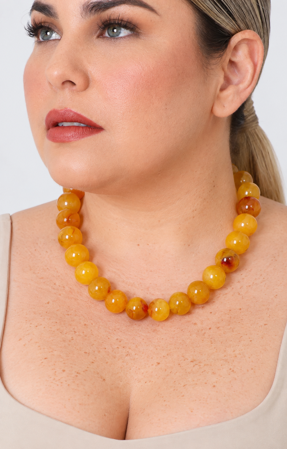 Collar llamativo de cuentas esféricas
