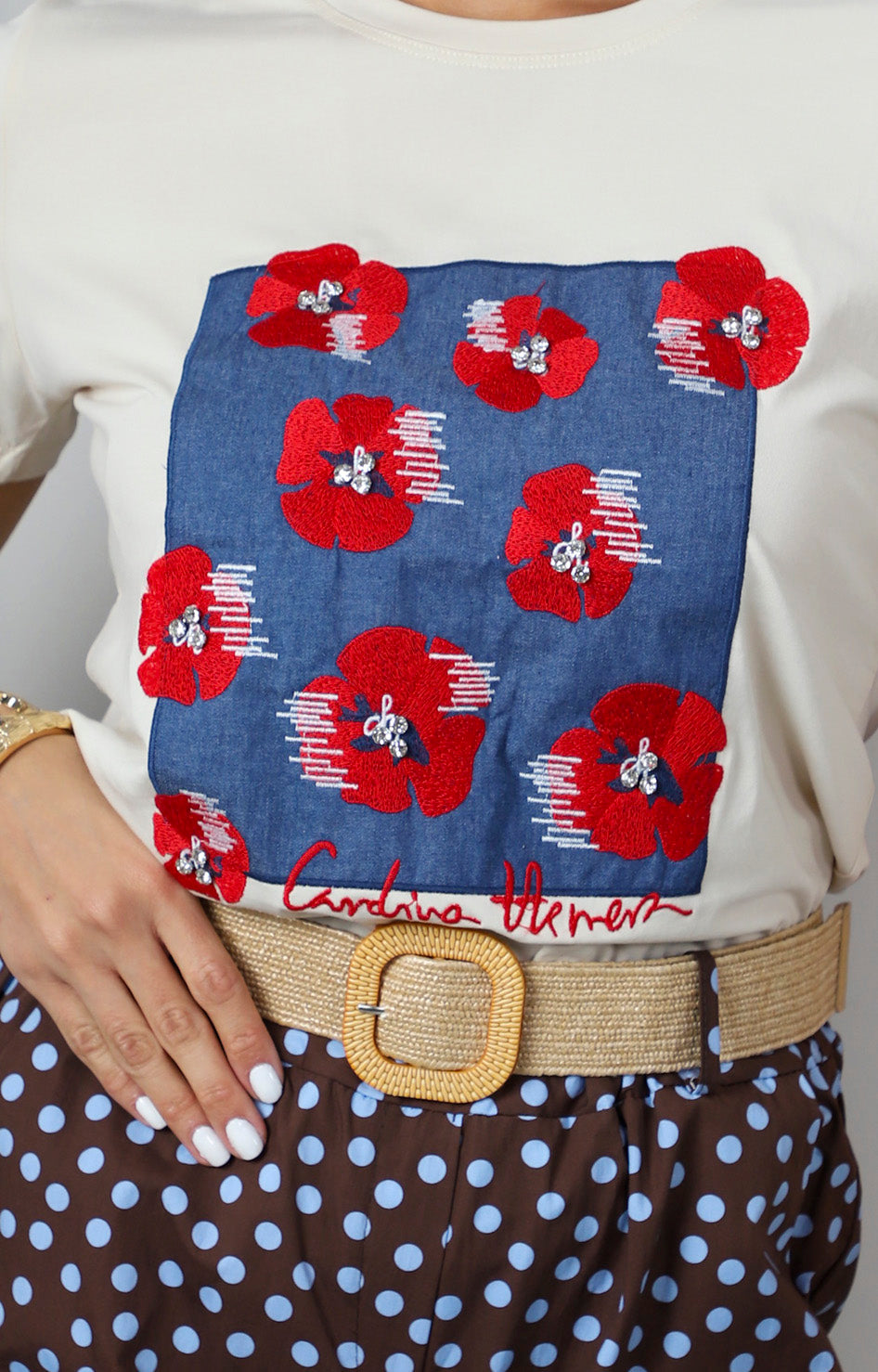 Blusa con estampado floral y aplicaciones