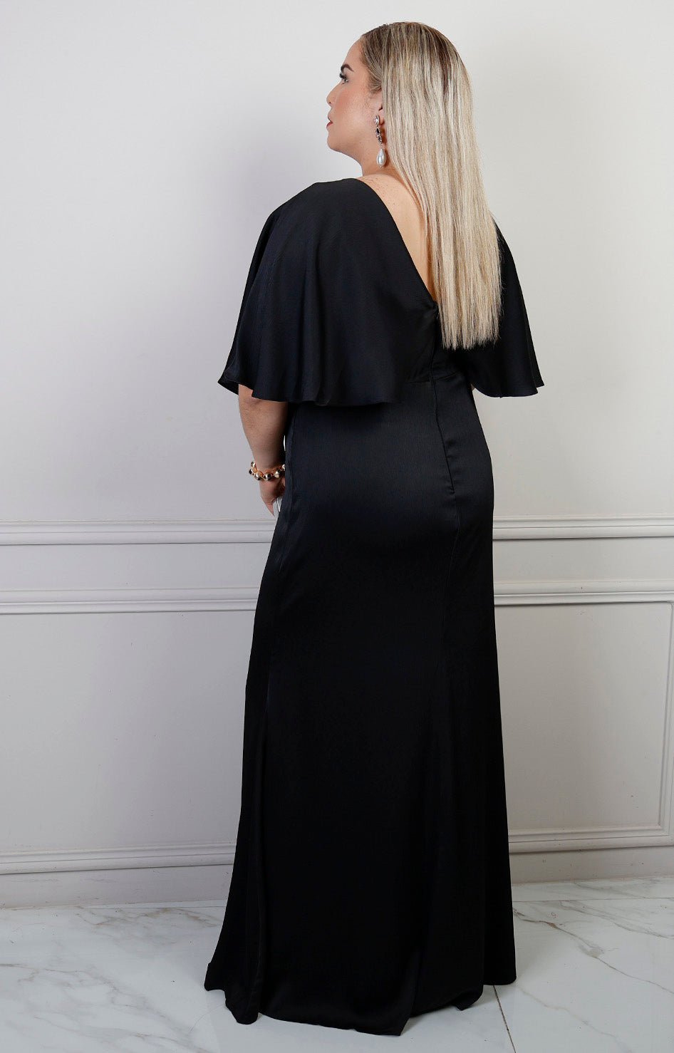 Vestido largo curvy Boutiquemirel con olanes y drapeado visible en la prenda