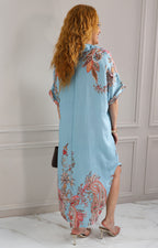 Vestido azul con cuello en V y estampado floral