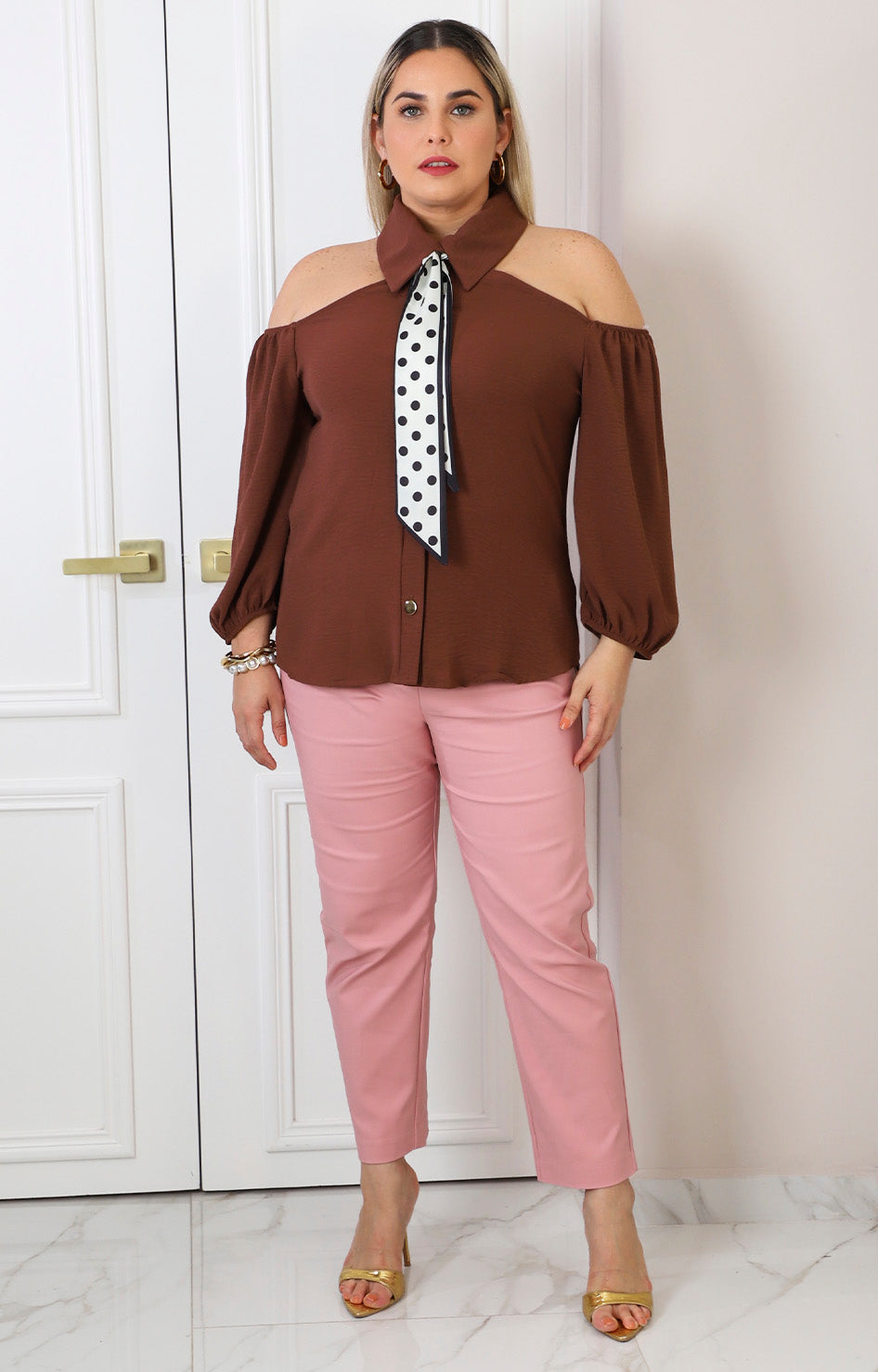 Blusa con hombros descubiertos y pañoleta