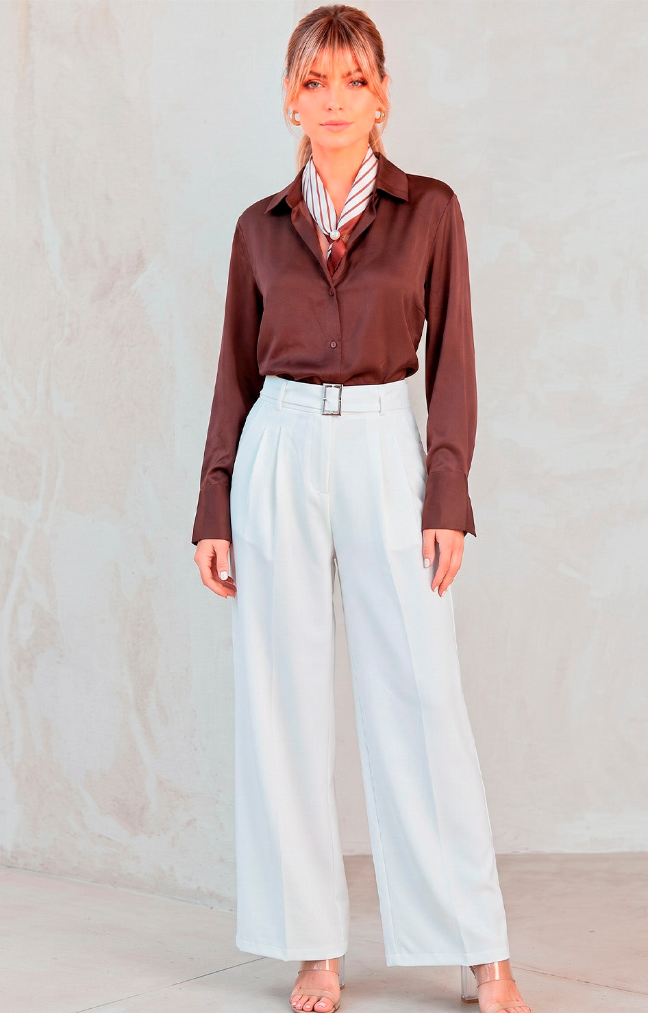 Blusa satinada con mascada