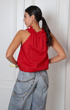 Blusa roja sin mangas con olán
