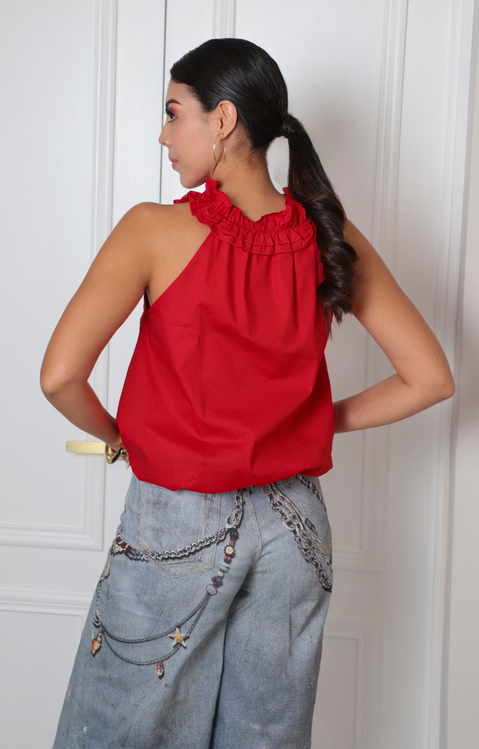 Blusa roja sin mangas con olán