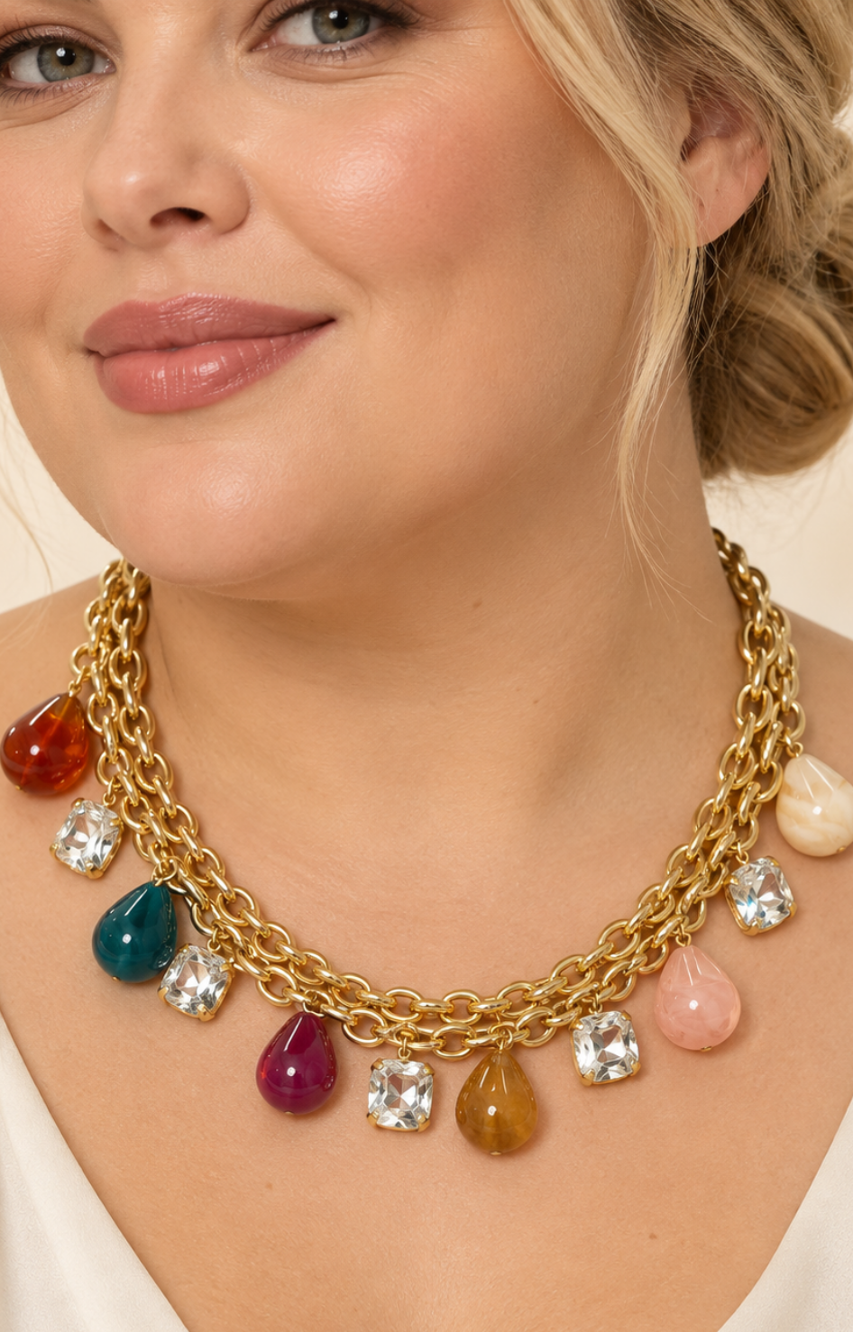 Collar de cadena con dijes de piedras y cristales