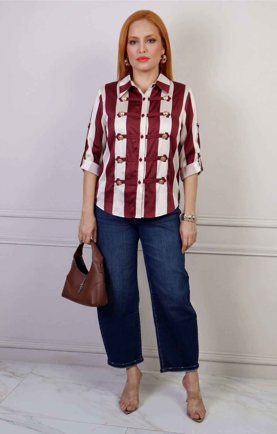 Blusa camisera a rayas verticales con detalles dorados de la marca Boutiquemirel, diseño de blusas regulares para mujer.