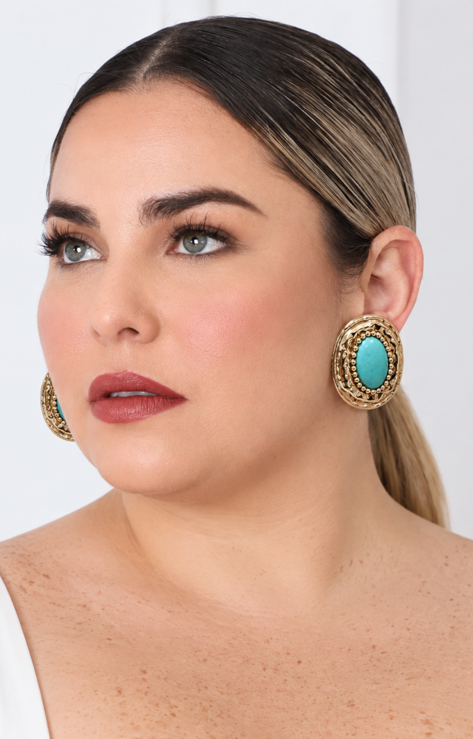 Aretes broquel dorados con piedra turquesa