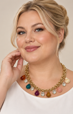 Collar de cadena con dijes de piedras y cristales