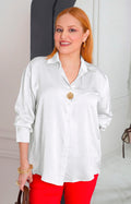 Blusa satinada con botón dorado