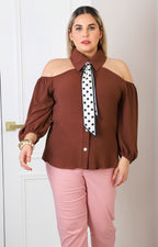 Blusa con hombros descubiertos y pañoleta