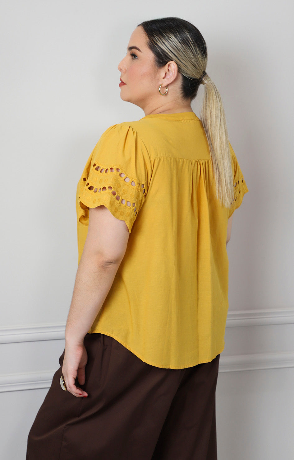 Blusa camisera con bordado calado