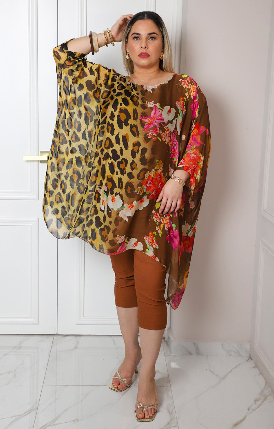 Blusa asimétrica estampado leopardo y floral