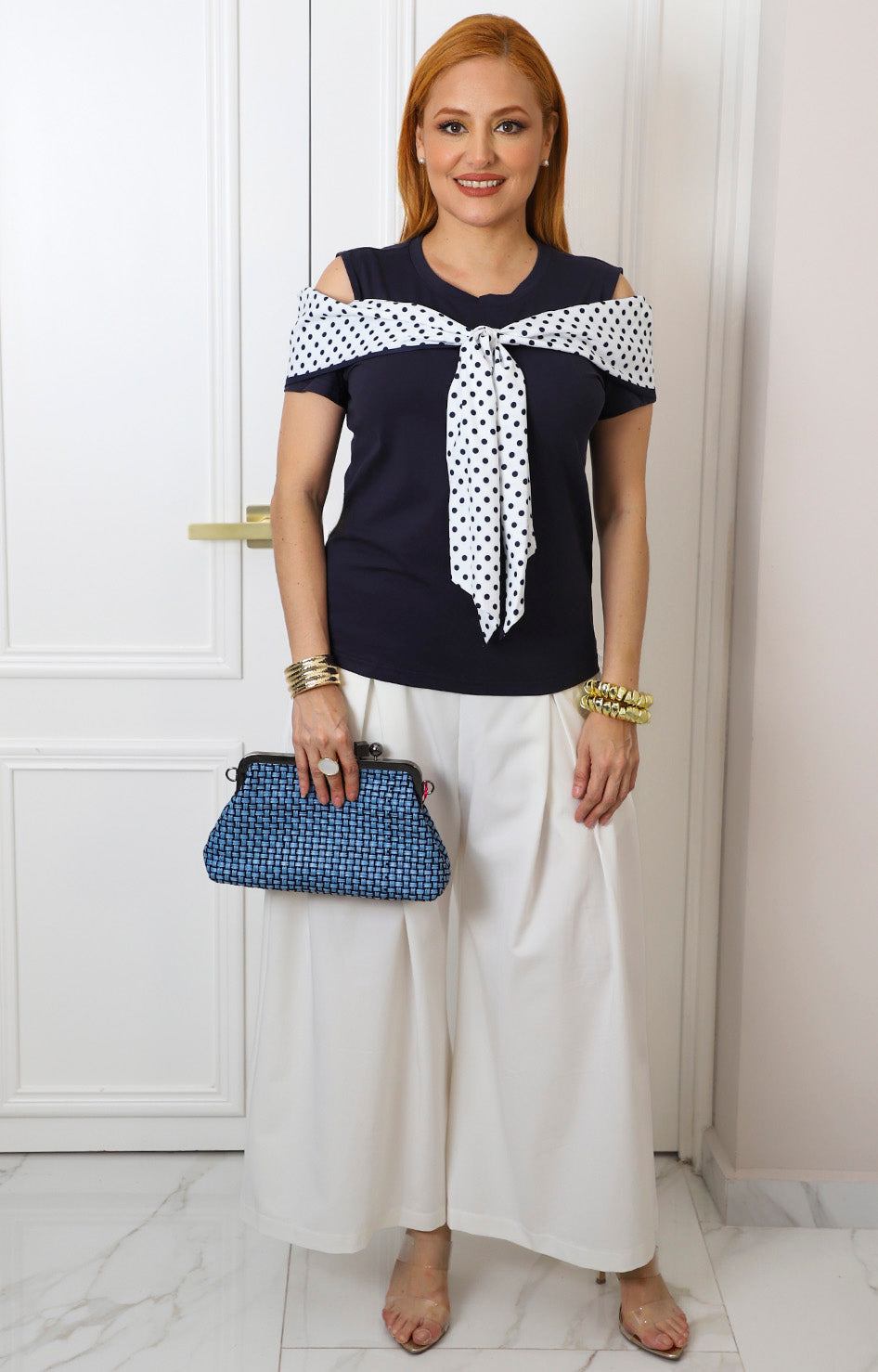 Blusa azul con lazo de lunares