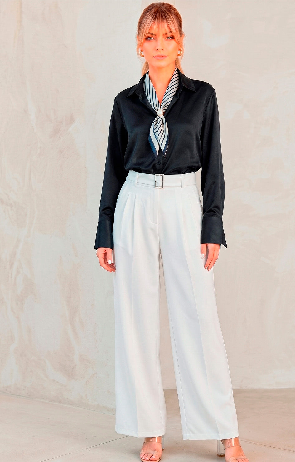 Blusa satinada con mascada