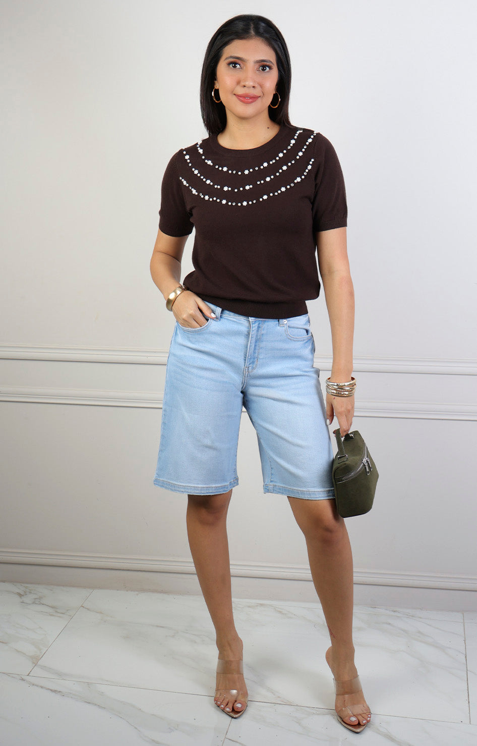 Blusa café con pedrería en escote