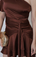 Vestido corto café asimétrico con drapeado Boutiquemirel