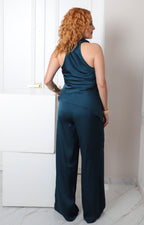 Conjunto verde drapeado con detalles dorados de la marca Boutiquemirel, ropa regular elegante y moderna.