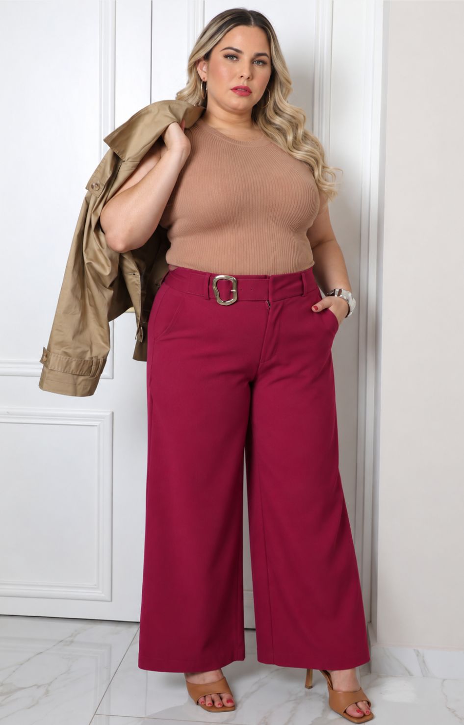 Pantalón curvy de pierna ancha con hebilla en la cintura, pantalón Boutiquemirel, estilo moderno y cómodo para mujer.