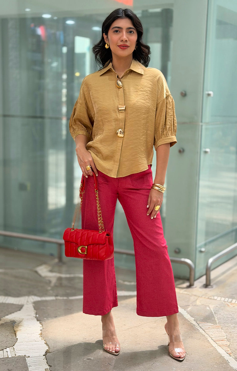 Blusa camisera con mangas globo y botones dorados