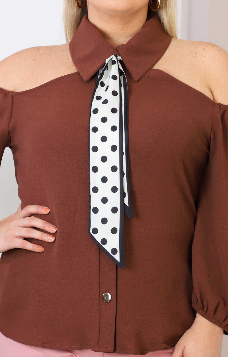 Blusa con hombros descubiertos y pañoleta