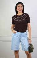 Blusa café con pedrería en escote