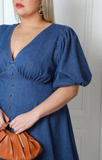 Vestido azul de mezclilla con escote en V