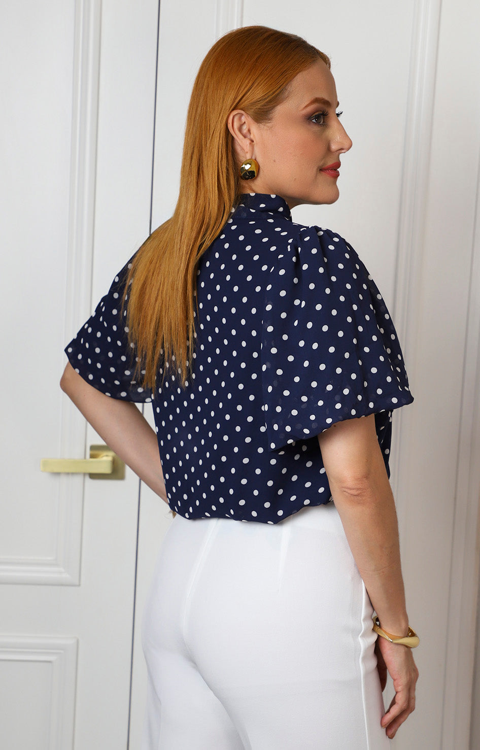 Blusa azul de polka dots con mangas globo